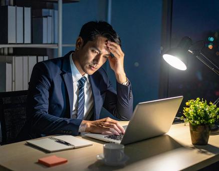 夜のオフィス 残業 ビジネスマン 夜のオフィス 残業 ビジネスマンの写真