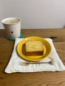 本日のおやつ。とうもろこしケーキ 本日のおやつ。とうもろこしケーキ とうもろこし,ケーキ,デザートの写真素材