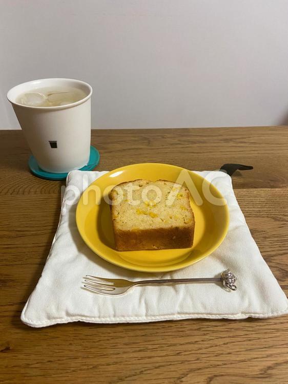 本日のおやつ。とうもろこしケーキ とうもろこし,ケーキ,デザートの写真素材