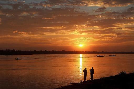 ドラマチックな川の夕景 ドラマチックな川の夕景の写真