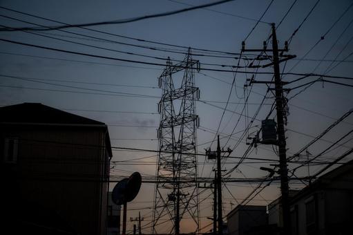 夕焼け空を背景に電柱と電線のシルエット 夕焼け空を背景に電柱と電線のシルエット 電柱,電線,シルエットの写真素材