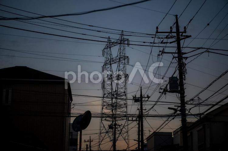 夕焼け空を背景に電柱と電線のシルエット 電柱,電線,シルエットの写真素材