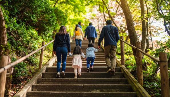 階段を登る日本人家族の写真