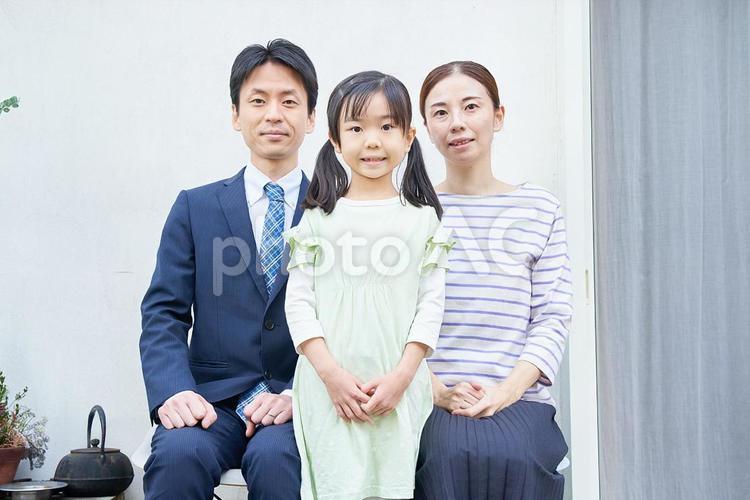 マイホームでの親子3人の記念写真 家族,マイホーム,育児の写真素材