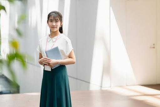 オフィスで働く若いビジネスウーマン オフィスで働く若いビジネスウーマン ビジネスウーマン,若い,女性の写真素材