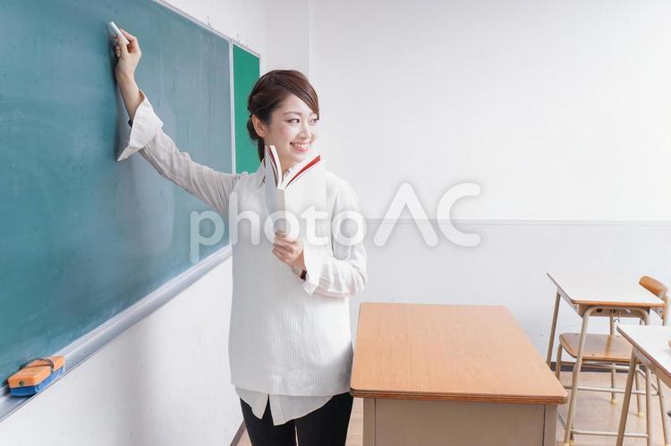 授業をする女性教師 机,先生,教育実習の写真素材