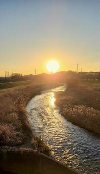 夕焼けと土手 夕焼けと土手 空,夕日,夕焼けの写真素材