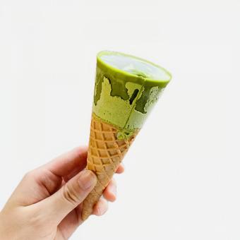 抹茶のコーンアイス 抹茶のコーンアイスの写真