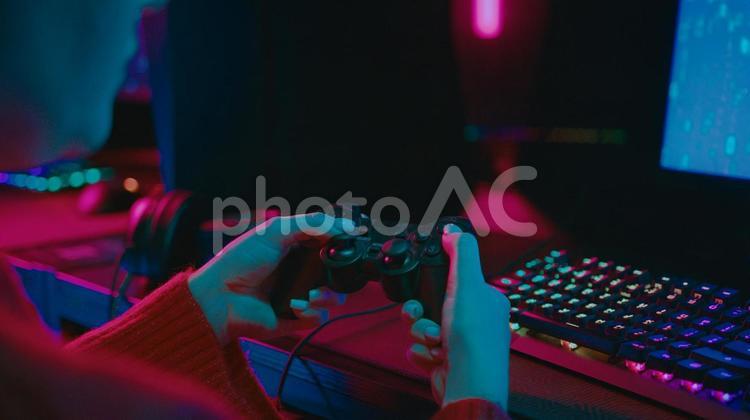 コントローラーを持った女性の手元のアップとキーボード ゲーム,ゲーマー,人物の写真素材