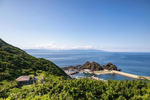 6月晴天の竜飛岬から見た津軽海峡 6月晴天の竜飛岬から見た津軽海峡 津軽海峡,晴天,青いの写真素材
