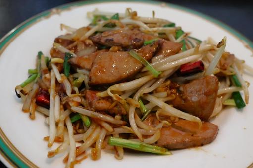 中華料理店のニラレバ炒め 中華料理店のニラレバ炒め 背景,ニラ,レバーの写真素材