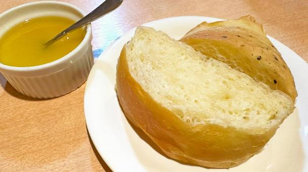 パンとオリーブオイル(チーズ入り) パンとオリーブオイル(チーズ入り) パン,オリーブオイル,テーブルパンの写真素材