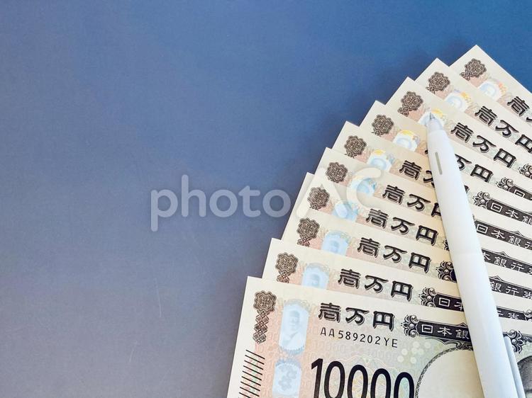 並べられた1万円札と白いペン お金,現金,日本円の写真素材