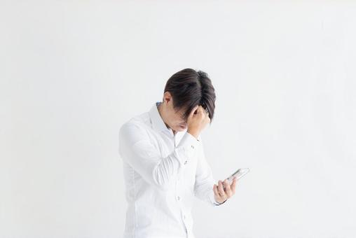 頭を抱える男性 頭を抱える男性 頭痛,悩む,ストレスの写真素材