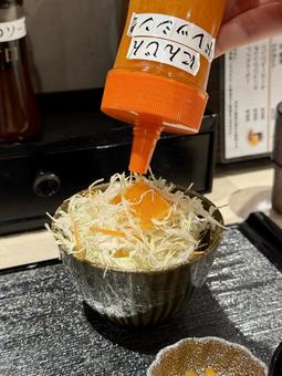 千切りキャベツ　ミニサラダ　ドレッシング 箸,掴む,千切りの写真素材