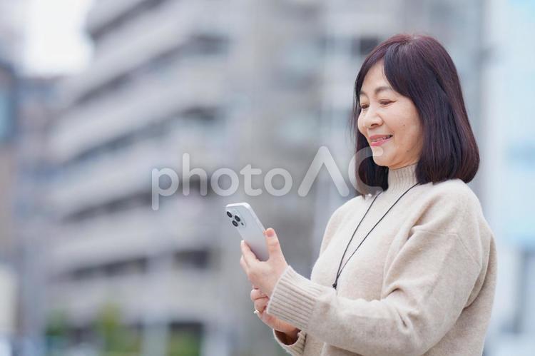 屋外でスマートフォンを使う高齢女性 女性,おばあちゃん,1人の写真素材