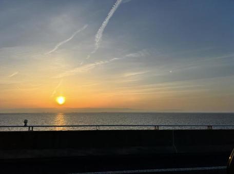 高速道路からの夕陽 高速道路からの夕陽の写真