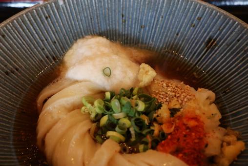 さぬきうどん店の平打ち麺の渦巻きぶっかけ さぬきうどん店の平打ち麺の渦巻きぶっかけ ぶっかけ,うどん,渦巻きの写真素材