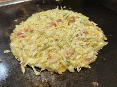 焼き途中のお好み焼き お好み焼き,鉄板焼き,ソースの写真素材