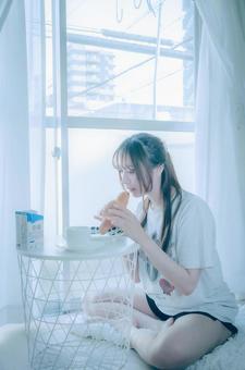 部屋で寛ぐ女性 部屋で寛ぐ女性の写真