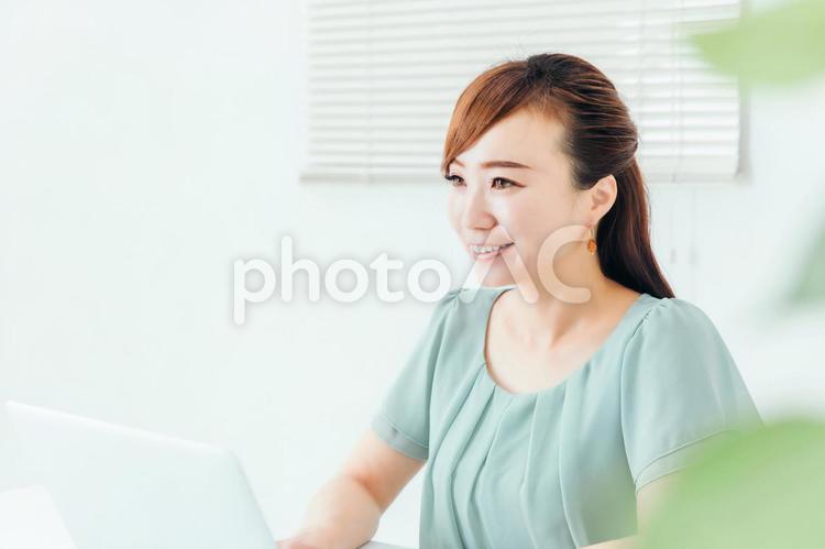 PCを使うビジネスウーマン ol,仕事,ビジネスウーマンの写真素材