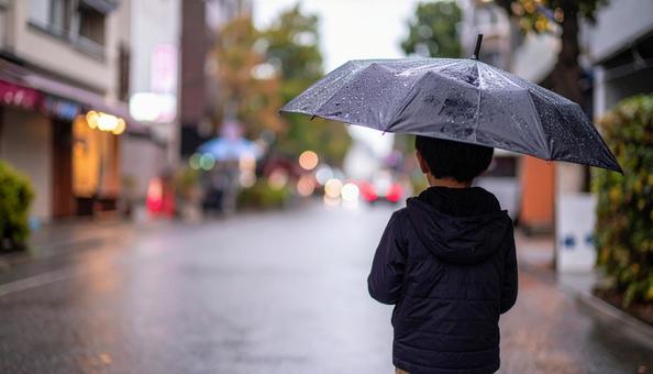 雨の日、傘を差した子供 雨の日、傘を差した子供の写真