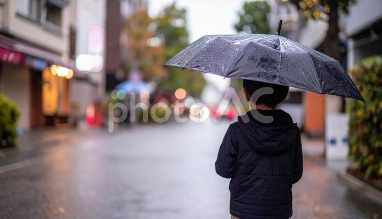 雨の日、傘を差した子供 雨,傘,梅雨の写真素材