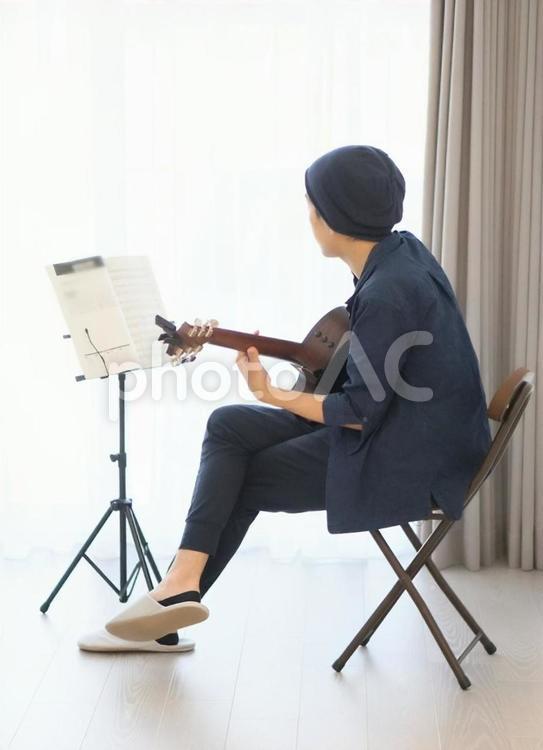 ギターを弾く男性 ギター,男性,音楽の写真素材