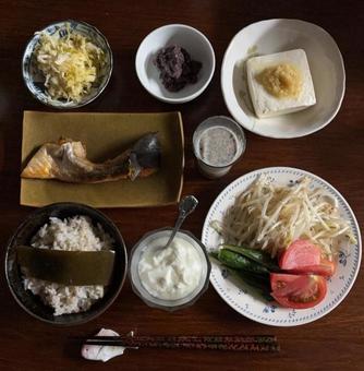 もち麦と昆布ご飯、銀鮭カマ焼きなどの夕食 もち麦と昆布ご飯、銀鮭カマ焼きなどの夕食 夕食,もち麦,ご飯の写真素材
