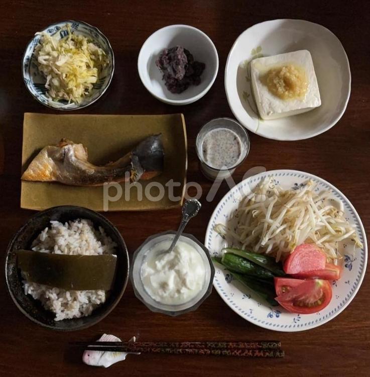 もち麦と昆布ご飯、銀鮭カマ焼きなどの夕食 夕食,もち麦,ご飯の写真素材