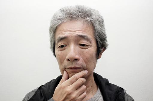 悩むシニア男性 悩むシニア男性の写真