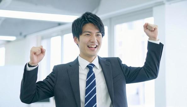 オフィスで喜ぶビジネスマンの写真