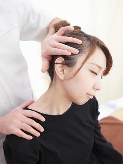 Japanese woman receiving shoulder massage, whole house, massage, stiff shoulder, JPG