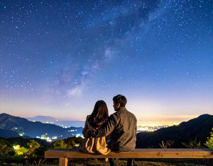 星空の下で語り合う二人の写真