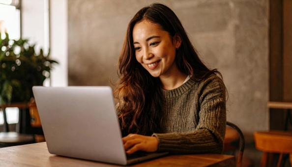カフェでテレワークする若い日本人女性 カフェでテレワークする若い日本人女性の写真