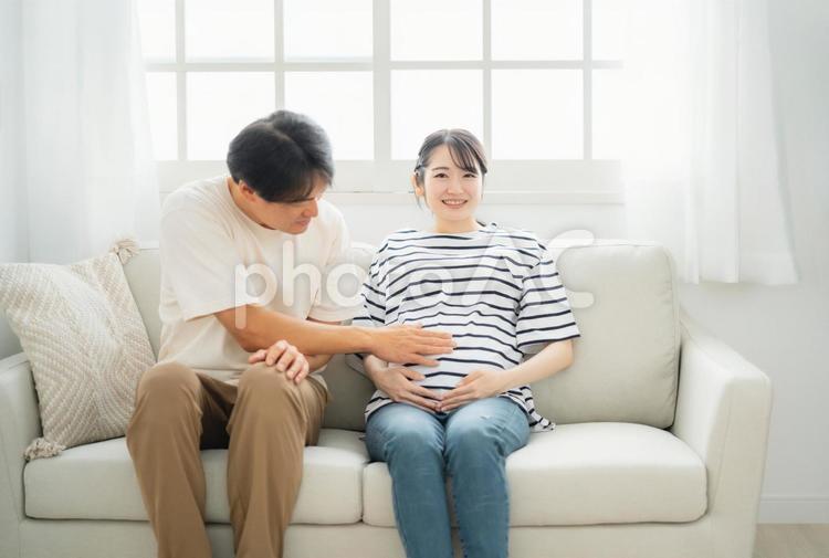 妊婦のお腹を触る男性（カップル・夫婦） 妊娠,妊婦,出産の写真素材