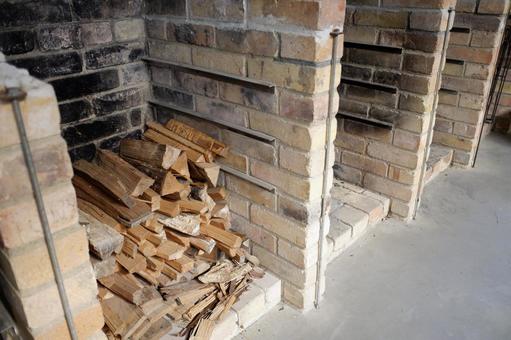 キャンプ場の炉に置かれた薪 薪,キャンプ場,炊事の写真素材