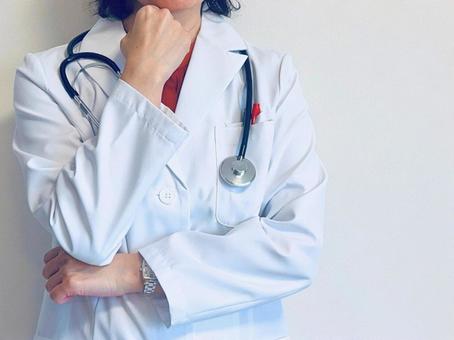 考え込む女性医師 悩む,女医,考え中の写真素材
