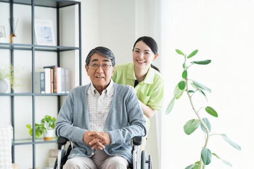 車椅子のシニアの男性と介護福祉士 車椅子のシニアの男性と介護福祉士 介護,車椅子,シニアの写真素材