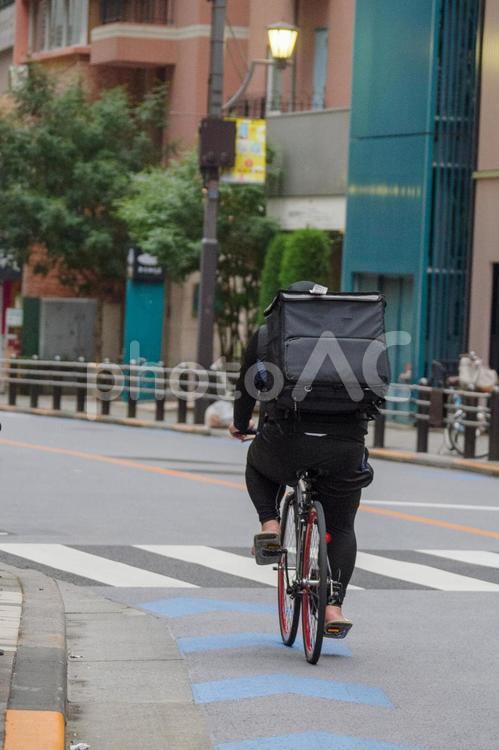 自転車でフードなどを配達する仕事がある デリバリー,朝,朝食の写真素材