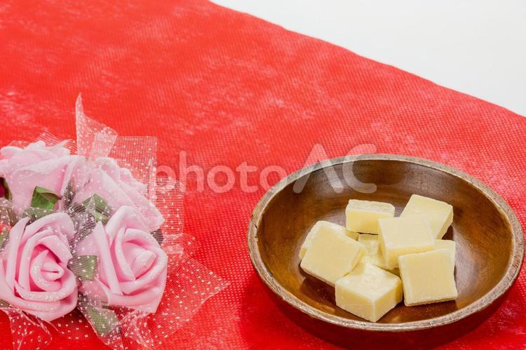 白赤の背景にホワイトチョコとピンクのバラ ホワイトチョコレート,チョコレート,お菓子の写真素材