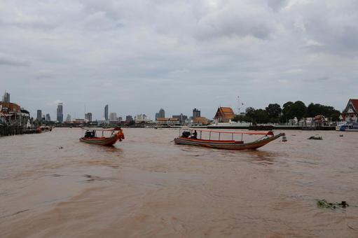チャオプラヤー川と舟とタイバンコクの街 チャオプラヤー川と舟とタイバンコクの街 チャオプラヤー川,舟,タイの写真素材