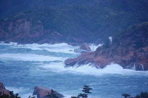 日本海 荒波 冬の海 岩礁 絶壁 日本海 荒波 冬の海 岩礁 絶壁の写真