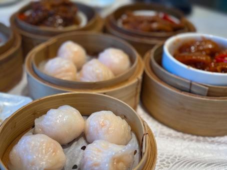 蒸籠に並んだ海老蒸し餃子と中華点心の食卓 点心,海老蒸し餃子,飲茶の写真素材
