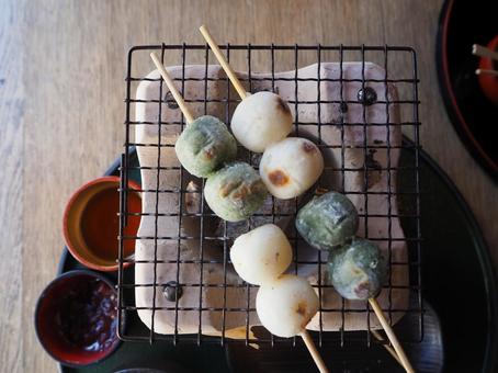 七輪で焼くお団子 焼き団子,お団子,カフェの写真素材