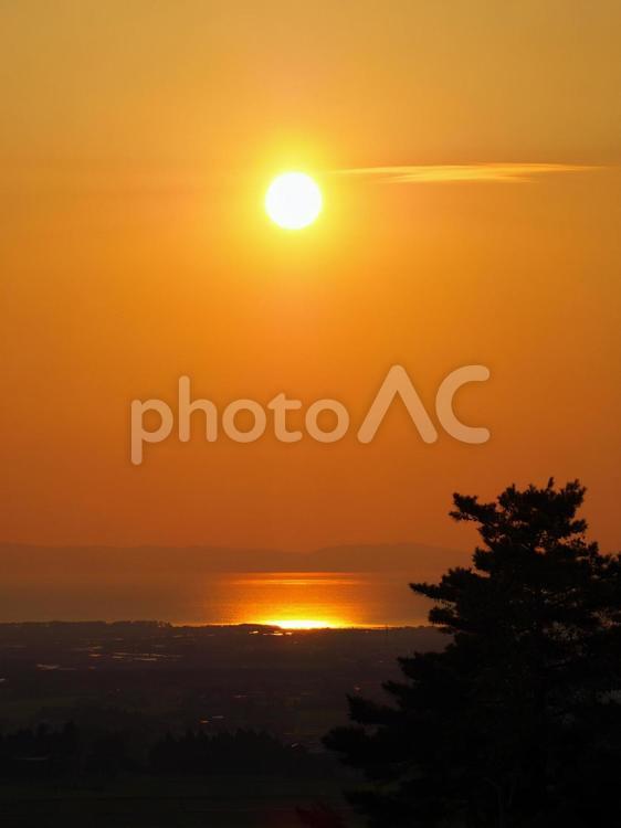 明日キャンプ場からの茜空　富山県黒部市 茜空,夕暮れ,夕焼けの写真素材