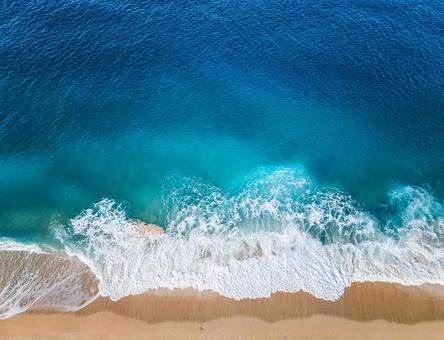 真上から見た夏のエメラルドグリーンの海 真上から見た夏のエメラルドグリーンの海の写真