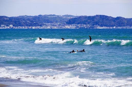 七里ヶ浜でサーフィン 七里ヶ浜でサーフィン 七里ヶ浜,海,海辺の写真素材