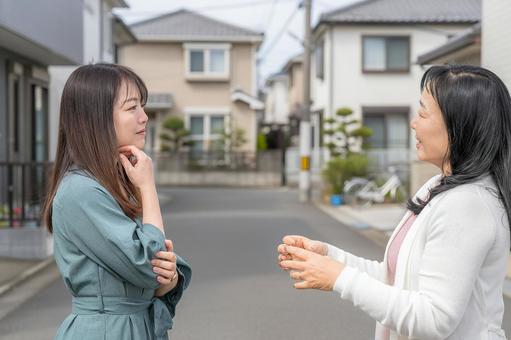ご近所付き合い ご近所付き合い 住宅街,立ち話,会話の写真素材