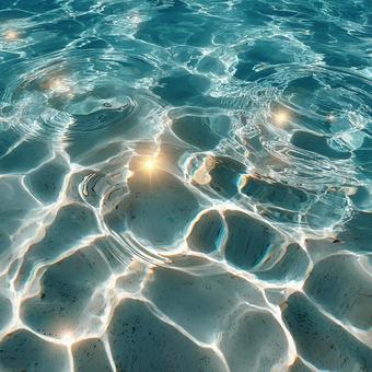 太陽の光が作り出す、水中の輝きと揺らめき 太陽の光が作り出す、水中の輝きと揺らめきの写真
